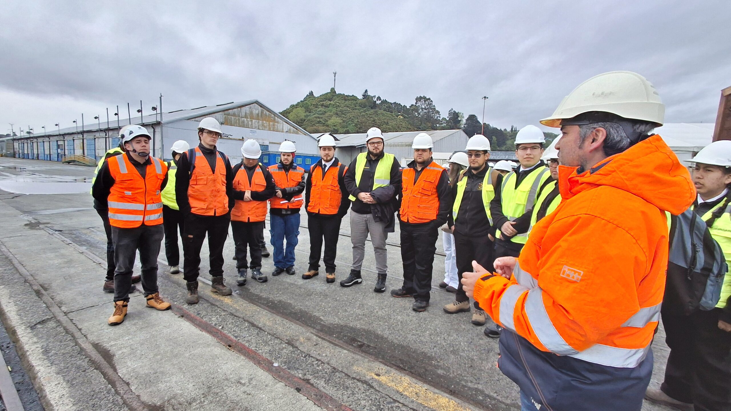 Estudiantes de Técnico en Transporte Marítimo se sumergen en el conocimiento portuario